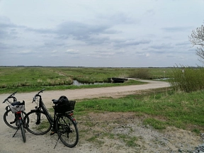 Zusehen sind 2 Fahrräder stehend an einem Radweg in Ritterhude.&nbsp;&copy;&nbsp;Landkreis Osterholz