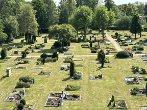 Zusehen ist ein Friedhof in Ritterhude mit ganz vielen Gräbern.&nbsp;&copy;&nbsp;Steen Gundertofte