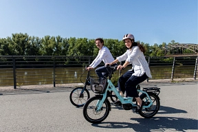 Zwei Personen auf Fahrrädern die an einem Fluss entlang fahren&nbsp;&copy;&nbsp;Klima-Bündnis Services Felix Krammer